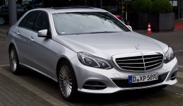 1280px-Mercedes-Benz_E_220_CDI_Elegance_(W_212,_Facelift)_–_Frontansicht,_30._August_2014,_Düs...jpg